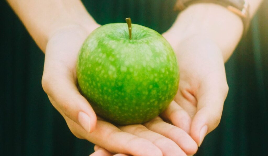 avantage pomme main tenant fruit
