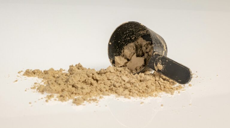 Est-ce que la whey périme ? DDM, signes d&rsquo;alerte et conservation