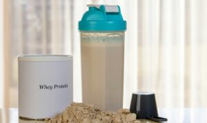Préparer son shaker de whey : eau, lait, dosage et grumeaux