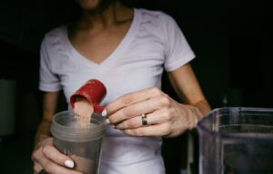 Whey femme : la même poudre, vendue plus cher au kilo