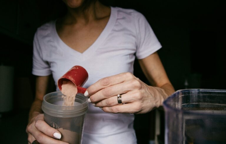 Whey femme : la même poudre, vendue plus cher au kilo